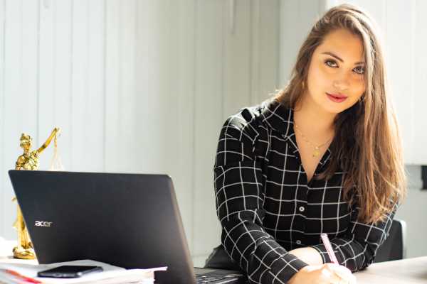 维尼修斯大笑被批评：缺乏责任感且不尊重教练